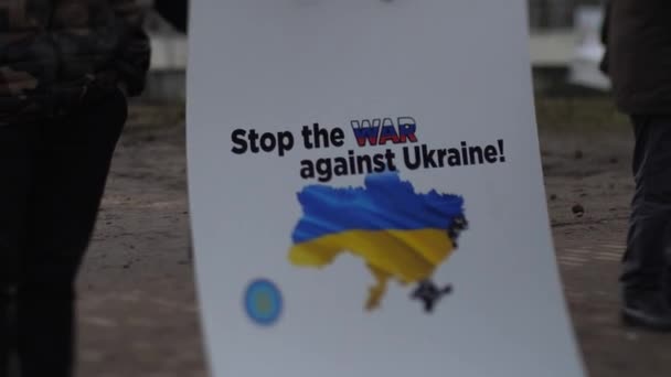 Manifestam Cartazes Contra Ataque Russo Ucrânia Embaixada Rússia Letónia Riga — Vídeo de Stock Grátis