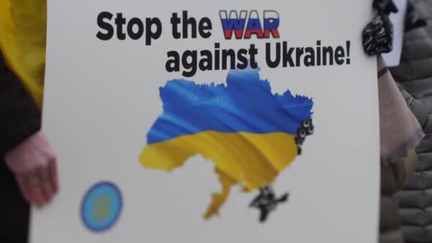 抗议俄罗斯在拉脱维亚大使馆袭击乌克兰的海报 拉脱维亚里加 2022 — 免费的图库视频