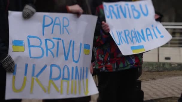 Plakaty Protestacyjne Przeciwko Rosyjskiemu Atakowi Ukrainę Ambasadzie Rosyjskiej Łotwie Ryga — Darmowe wideo stockowe