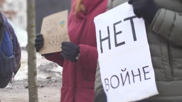 Plakaty Protestacyjne Przeciwko Rosyjskiemu Atakowi Ukrainę Ambasadzie Rosyjskiej Łotwie Ryga — Wideo stockowe