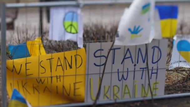 Plakaty Protestacyjne Przeciwko Rosyjskiemu Atakowi Ukrainę Ambasadzie Rosyjskiej Łotwie Ryga — Wideo stockowe