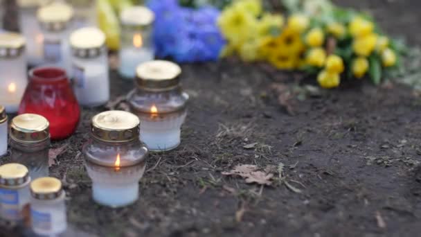Αναμνηστικά Κεριά Λουλούδια Μπλε Και Κίτρινο Ουκρανοί Πεσόντες Στρατιώτες — Αρχείο Βίντεο