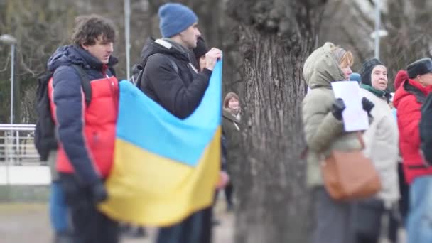 Mensen Protesteren Tegen Russische Aanval Oekraïne Bij Russische Ambassade Letland — Stockvideo