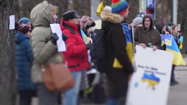Ludzie Protestują Przeciwko Rosyjskiemu Atakowi Ukrainę Pod Ambasadą Rosji Łotwie — Darmowe wideo stockowe