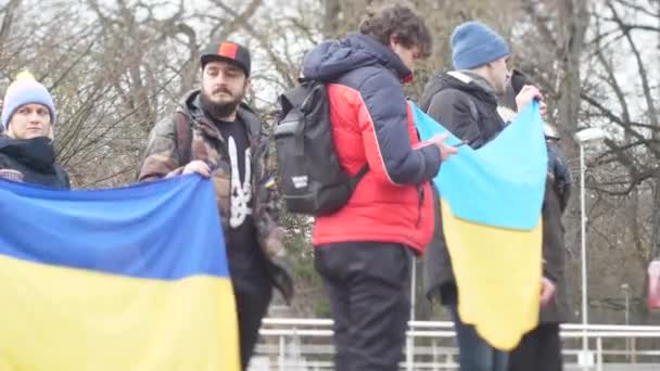 Folk Protesterar Mot Rysk Attack Mot Ukraina Nära Rysslands Ambassad — Gratis stockvideo