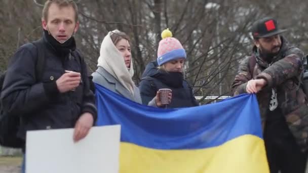 Ludzie Protestują Przeciwko Rosyjskiemu Atakowi Ukrainę Pod Ambasadą Rosji Łotwie — Wideo stockowe