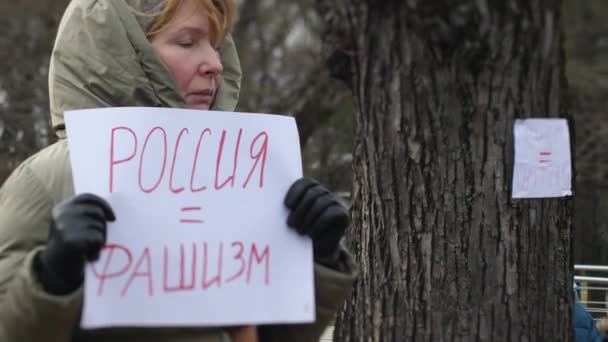 Ludzie Protestują Przeciwko Rosyjskiemu Atakowi Ukrainę Pod Ambasadą Rosji Łotwie — Wideo stockowe