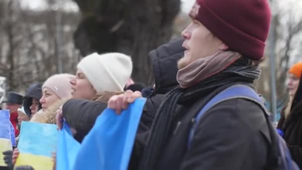 Folk Protesterar Mot Rysk Attack Mot Ukraina Nära Rysslands Ambassad — Stockvideo