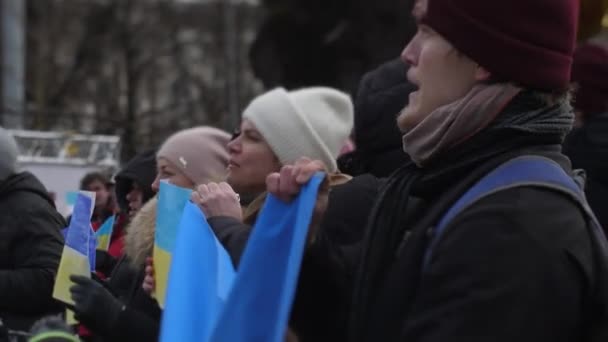 Ludzie Protestują Przeciwko Rosyjskiemu Atakowi Ukrainę Pod Ambasadą Rosji Łotwie — Darmowe wideo stockowe