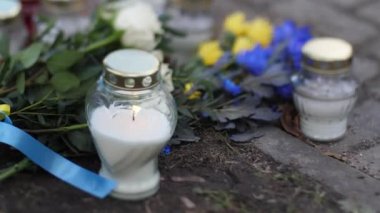 Mavi ve sarı çiçekli hatıra mumları. Ukraynalı şehit askerler