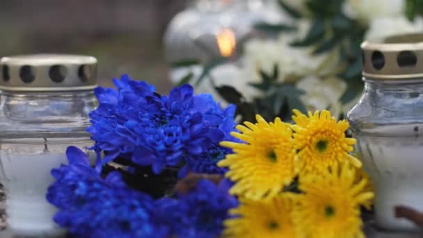 Пам Ятні Свічки Квітами Синьому Жовтому Кольорах Українські Полеглі Солдати — стокове відео