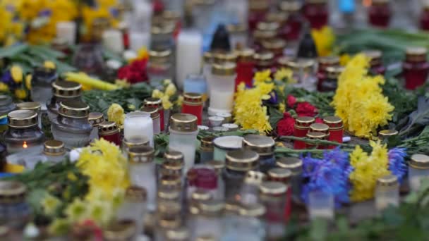 Gedenkkerzen Mit Blumen Blau Und Gelb Gefallene Ukrainische Soldaten — Stockvideo