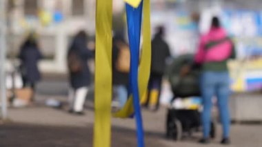 Ukrayna bayrağı savaş değil. Rusya 'nın Letonya' daki Rus Büyükelçiliği 'nde Ukrayna' ya düzenlediği saldırıyı protesto posterleri