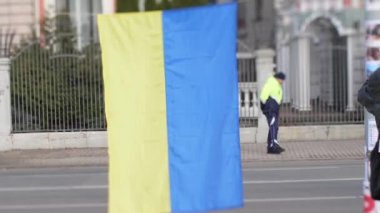 Ukrayna bayrağı savaş değil. Rusya 'nın Letonya' daki Rus Büyükelçiliği 'nde Ukrayna' ya düzenlediği saldırıyı protesto posterleri