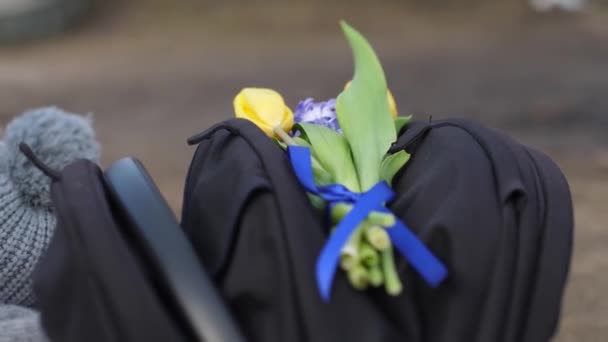 青と黄色の花を持つ記念キャンドル ウクライナの兵士 — ストック動画