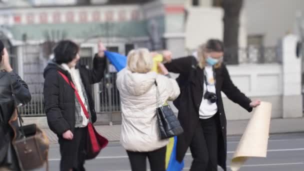 Folk Protesterar Mot Rysk Attack Mot Ukraina Nära Rysslands Ambassad — Stockvideo