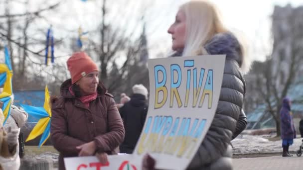 Ludzie Protestują Przeciwko Rosyjskiemu Atakowi Ukrainę Pobliżu Ambasady Rosji Łotwie — Wideo stockowe