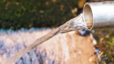 Kaynağın temiz suyu paslanmaz çelik borulardan akıyor.