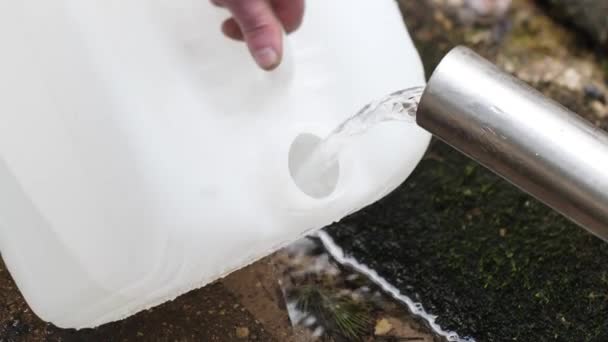 Sauberes Wasser Der Quelle Fließt Durch Die Edelstahlrohre — Stockvideo