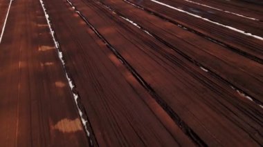 Turba çıkarma alanı. Bataklığın boşaltılmış alanları turba çıkartma için kullanılır. Hava aracı hareketinin türü