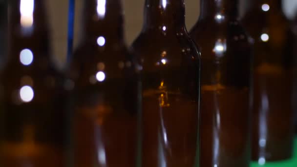 カントリーハウスの醸造所 ブラウンビールボトルには新鮮なビールが詰まっています — ストック動画