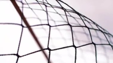 Voleybol ağı güçlü rüzgarlar tarafından hareket ettirilir. Seçici yumuşak odak