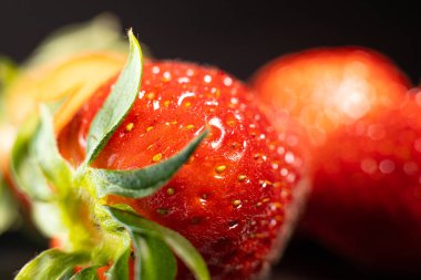 Çilek tohumları kapanıyor. Büyük, olgun çilekler. Yumuşak seçici odak