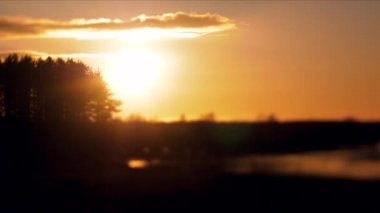 Baharda göl kenarında gün batımı. Seçici yumuşak odak