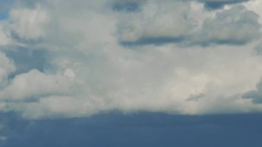 Kara büyük bulutlar gökyüzü kara kötü bulut hareketi. Zaman hızlandırılmış mavi bulut hareketleri