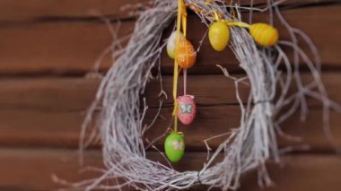 Ahşap bir evde paskalya süsleri. Seçici odak