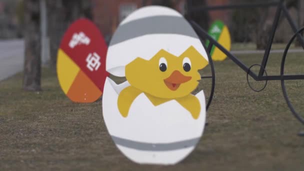 Decoraciones Ciudad Para Pascua Las Calles Están Decoradas Con Huevos — Vídeo de stock