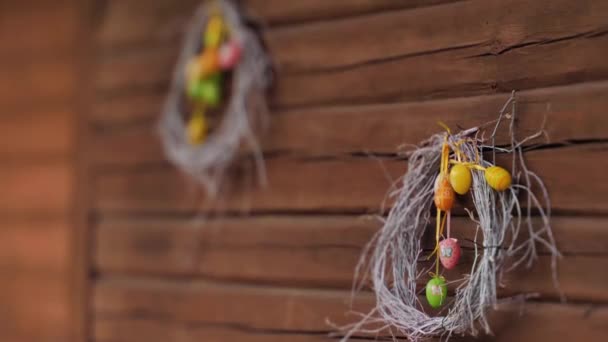 Decoraciones Pascua Una Casa Madera Enfoque Selectivo — Vídeos de Stock