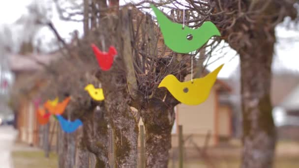 Las Aves Artificiales Colgaban Ramas Árboles Centro Ciudad Decoración Pascua — Vídeos de Stock