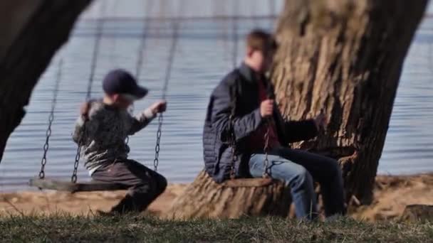 Barnen Gungade Gunga Vid Sjön Ansiktena Suddiga Selektiv Inriktning — Stockvideo