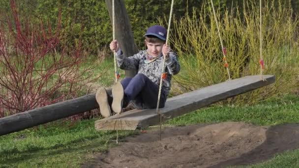 Ein Kind Auf Einer Großen Schaukel Der Junge Sitzt Auf — Stockvideo