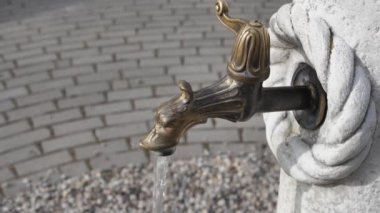 Musluk suyu da akar. Lezzetli suyu olan eski bir musluk.