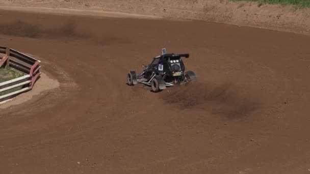 砂利道での車バギー競争は 競争に参加することによって 最初の場所のために戦う 石は車のタイヤから飛ぶ 車の参加 — ストック動画