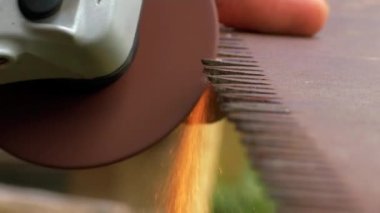 Eski paslı el testereleri keskinleştirilir. Testereden kıvılcımlar çıkıyor