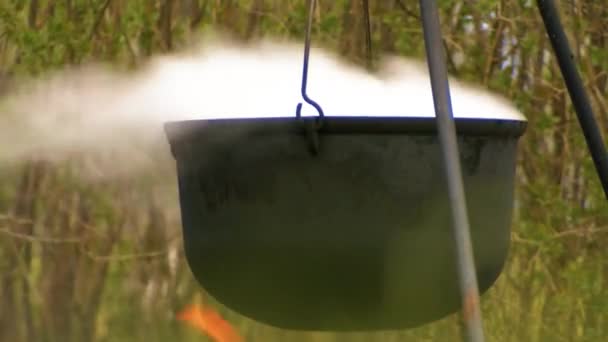 Leves Felforr Egy Régi Öntöttvas Edényben Tűzön Leves Edény Szabadban — Stock videók