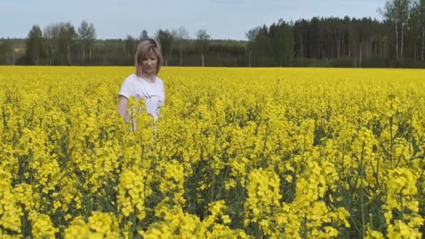 Kobieta Szła Polu Gwałtu Dziewczyna Polu Gwałtów Rolnik Uprawia Rzepak — Wideo stockowe