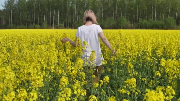 Kadın Tecavüz Sahasında Yürüyordu Tecavüz Alanında Bir Kız Çiftçi Yağ — Stok video