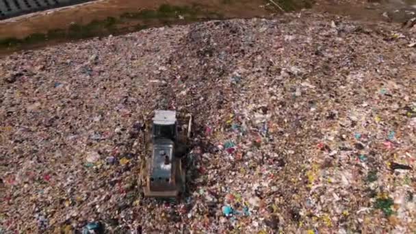 Вид Воздуха Большую Кучу Пластиковых Пакетов Большой Куче Горных Отходов — стоковое видео