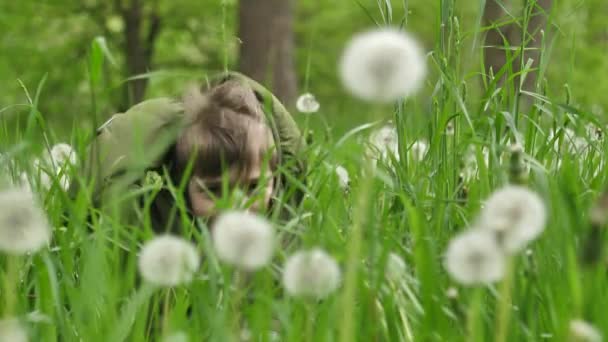 Chico Estaba Jugando Campo Del Diente León Niño Esconde Sala — Vídeo de stock