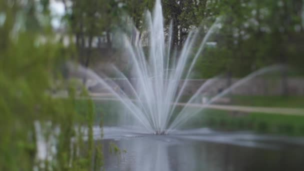 市内公園の噴水 春には大きな光線の美しい噴水 — ストック動画