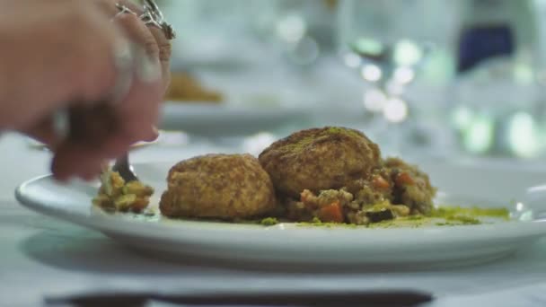 Fødevaresmagning Portion Inspektion Spis Tallerken Spist Med Hænderne Gaffel Ske – Stock-video