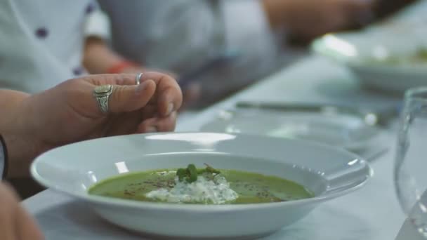 Yemek Tatma Bölümü Teftişi Ellerinle Çatalınla Kaşığınla Yenilen Bir Tabakta — Stok video