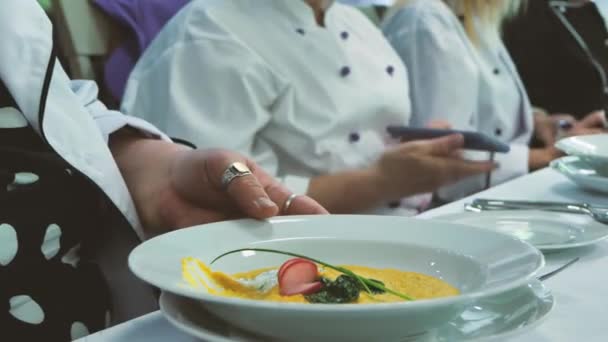 Lebensmittelverkostung Portionsinspektion Essen Sie Auf Einem Teller Der Mit Händen — Stockvideo