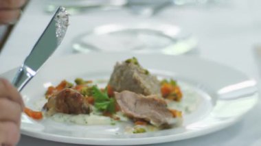 Yemek tatma bölümü teftişi. Ellerinle, çatalınla ve kaşığınla yenilen bir tabakta ye. Yumuşak seçici odak.