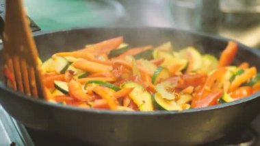 Yemek tatma bölümü teftişi. Ellerinle, çatalınla ve kaşığınla yenilen bir tabakta ye. Yumuşak seçici odak.