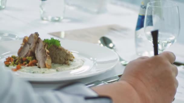 食品試飲部検査 あなたの手で食べるプレート上で食べ フォークとスプーン 柔らかい選択的フォーカス — ストック動画